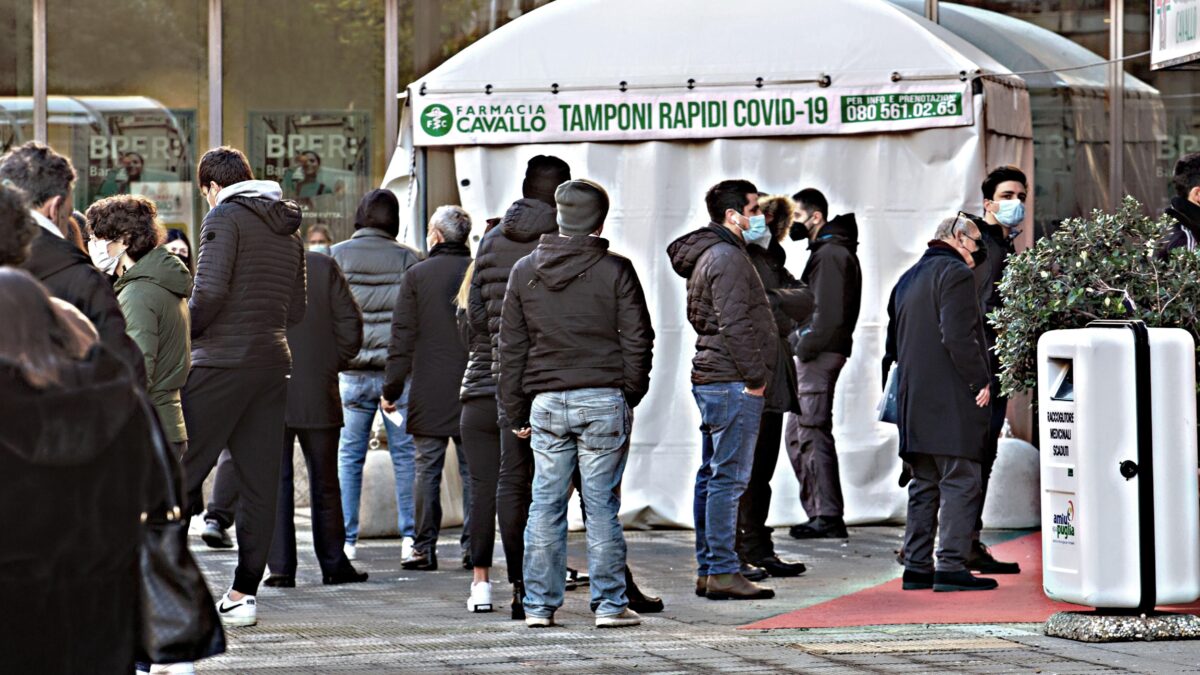 Malvisti, essenziali e poi superflui: il valzer degli «esperti» sui tamponi
