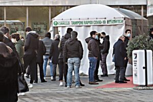 Malvisti, essenziali e poi superflui: il valzer degli «esperti» sui tamponi