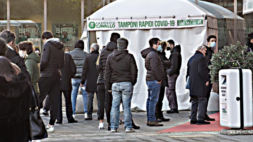 Malvisti, essenziali e poi superflui: il valzer degli «esperti» sui tamponi