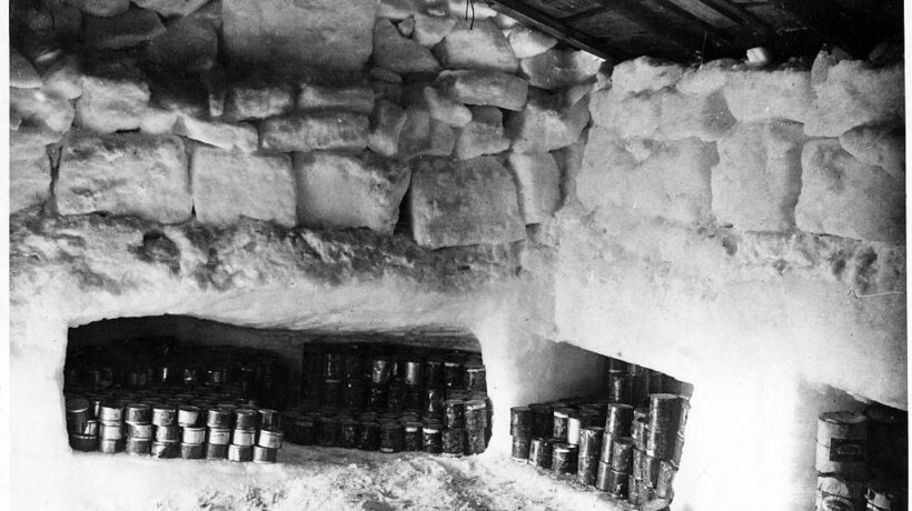 L'interno con le provviste di un campo avanzato della spedizione Amundsen (Getty Images)
