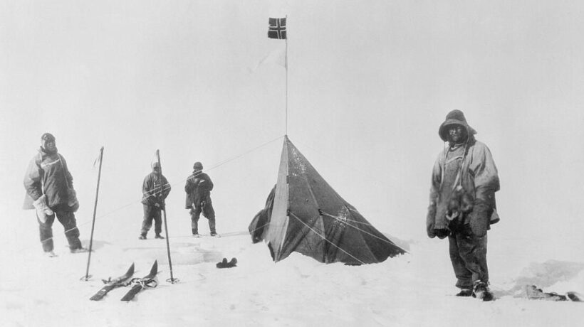 Scott e i suoi uomini accanto alla bandiera norvegese di Amundsen al Polo Sud (Getty Images)