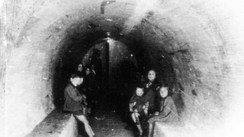 Una famiglia in un rifugio durante un'incursione aerea (Getty Images)