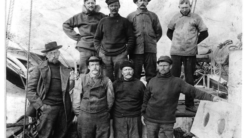 Amundsen (a sinistra) con l'equipaggio della spedizione del 1906 che effettuò il passaggio a Nord Ovest (Getty Images)