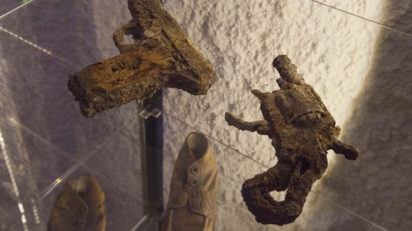 Pistole e indumenti dell'epoca in esposizione al rifugio delle Gallerie Borboniche di Napoli (Getty Images)