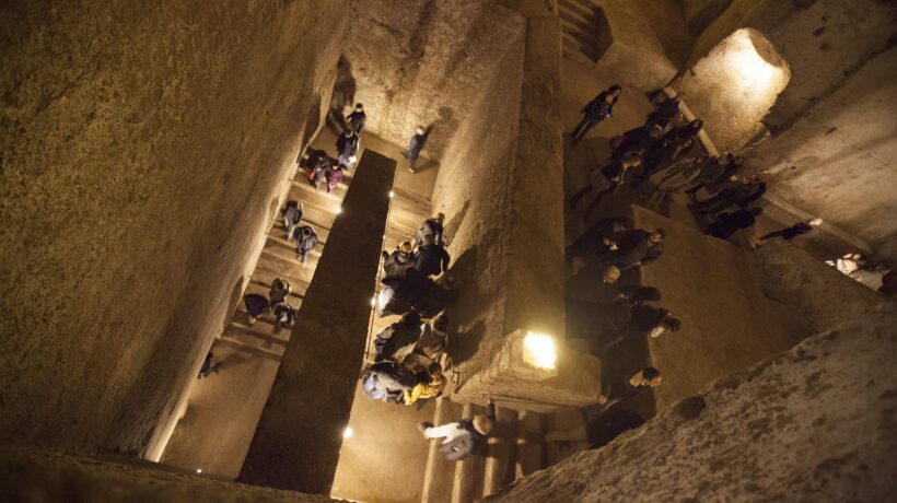 L'ingresso del rifugio antiaereo di Sant'Anna a Napoli (Getty Images)