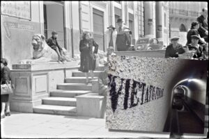 Gli sfregi della guerra ancora visibili sui volti delle nostre città