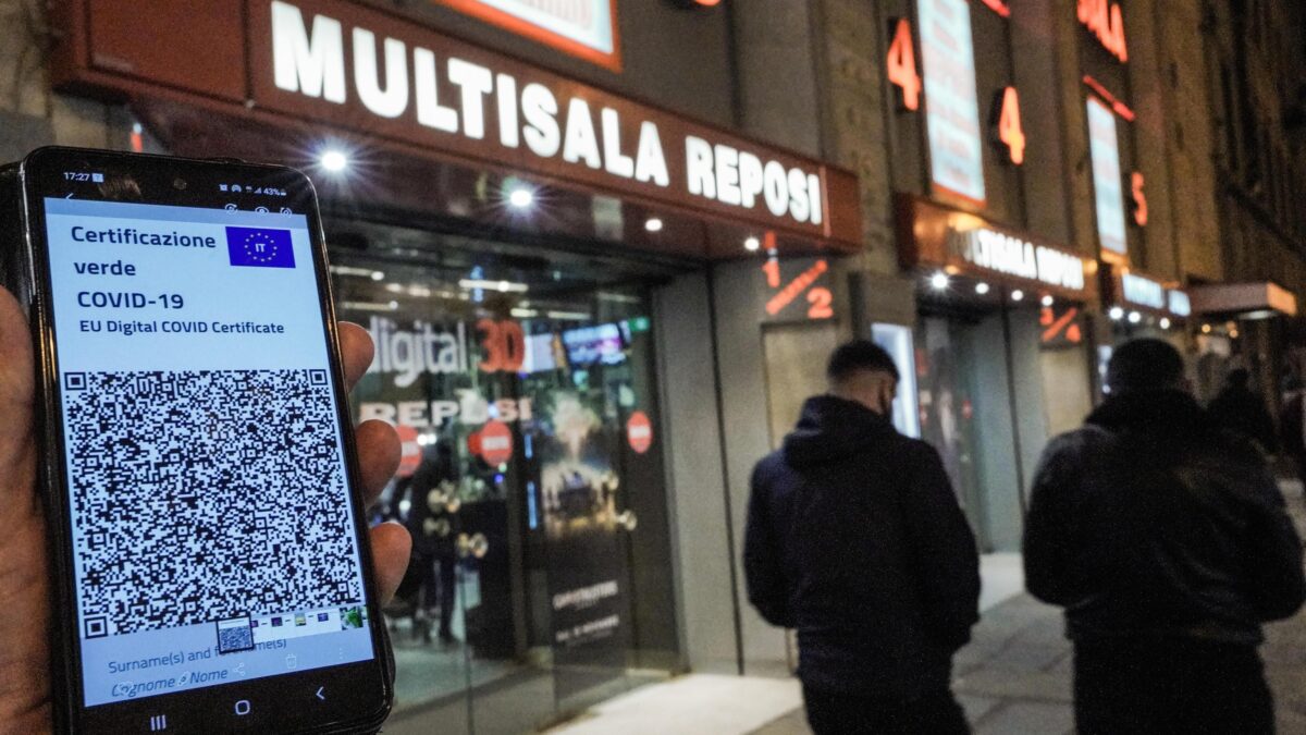 Obbligo di pass e cambi di colore: il rebus divieti fa scappare i turisti