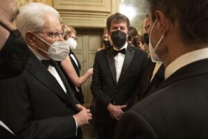 Franceschini fa la sfilata alla Scala ma il mondo dell’opera lo fischia
