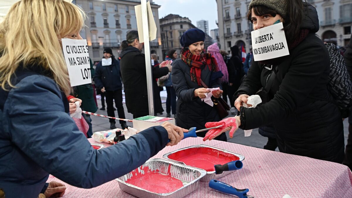 Ecco l’ultima trovata dei «buoni»: un marchio d’infamia per i no vax