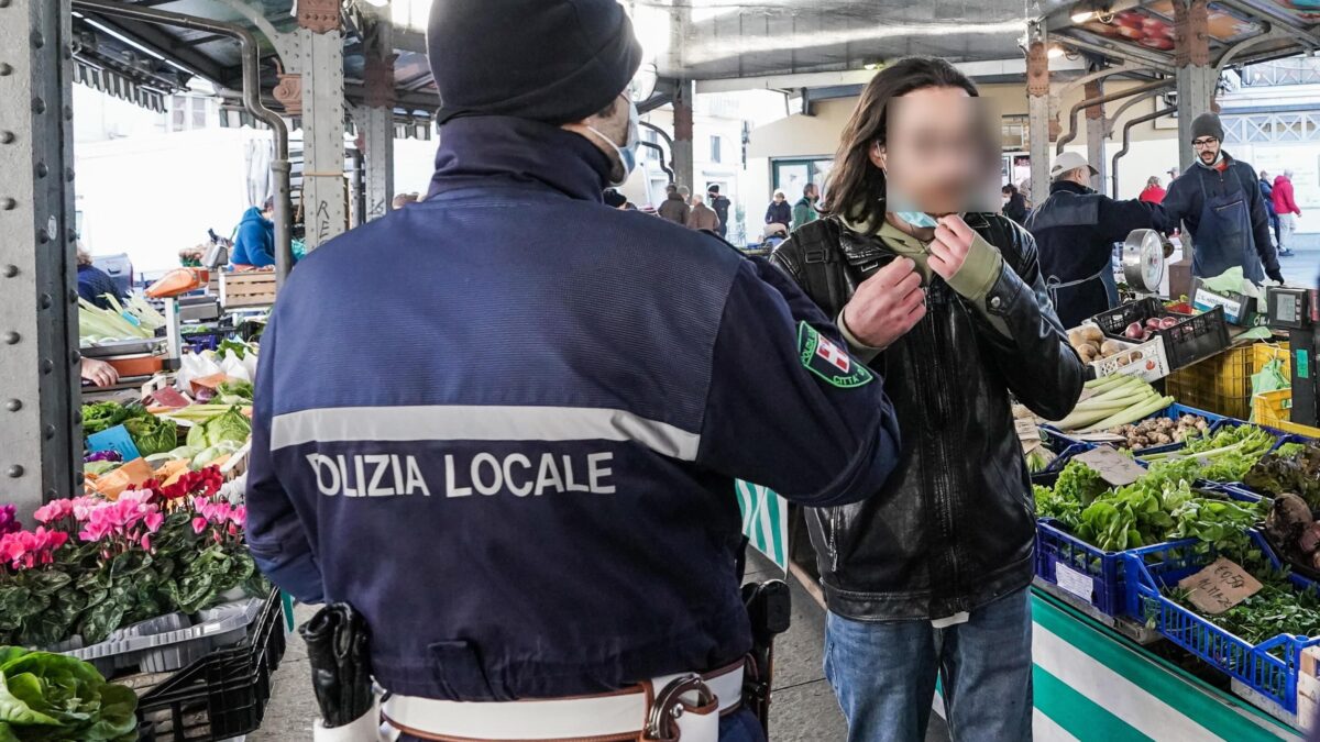 Dopo le mascherine vogliono il bavaglio