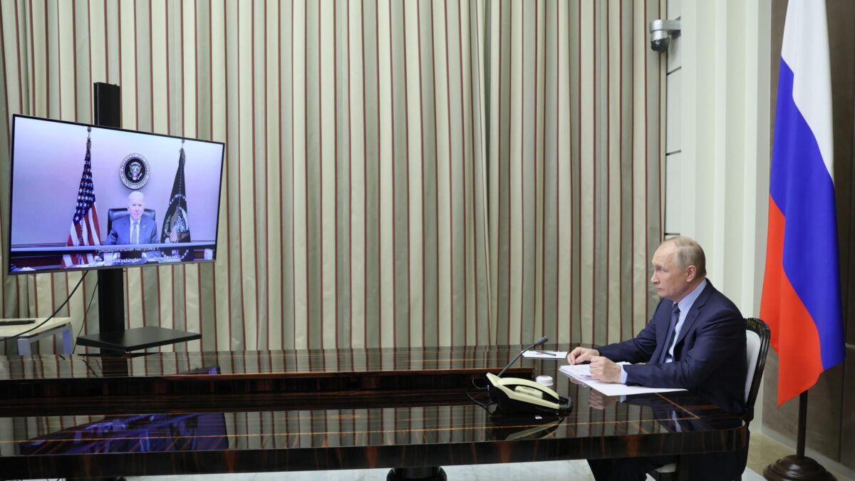 Biden minaccia sull’Ucraina. Ma per Putin le sanzioni sono solo una pistola scarica