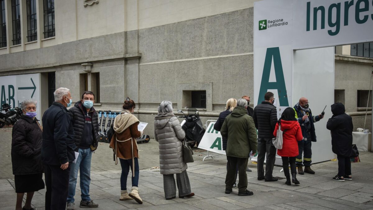 Caos terza dose: Pfizer scarseggia e tanti rifiutano il mix con Moderna