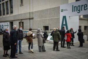 Caos terza dose: Pfizer scarseggia e tanti rifiutano il mix con Moderna
