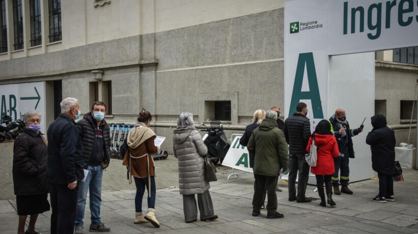 Caos terza dose: Pfizer scarseggia e tanti rifiutano il mix con Moderna
