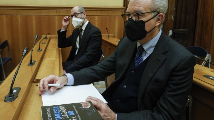 «Sull’eutanasia legge e referendum: è corsa a chi procura prima la morte»