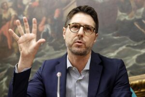 Nicola Molteni: «Sbarchi fuori controllo mentre agli italiani vengono imposti divieti»