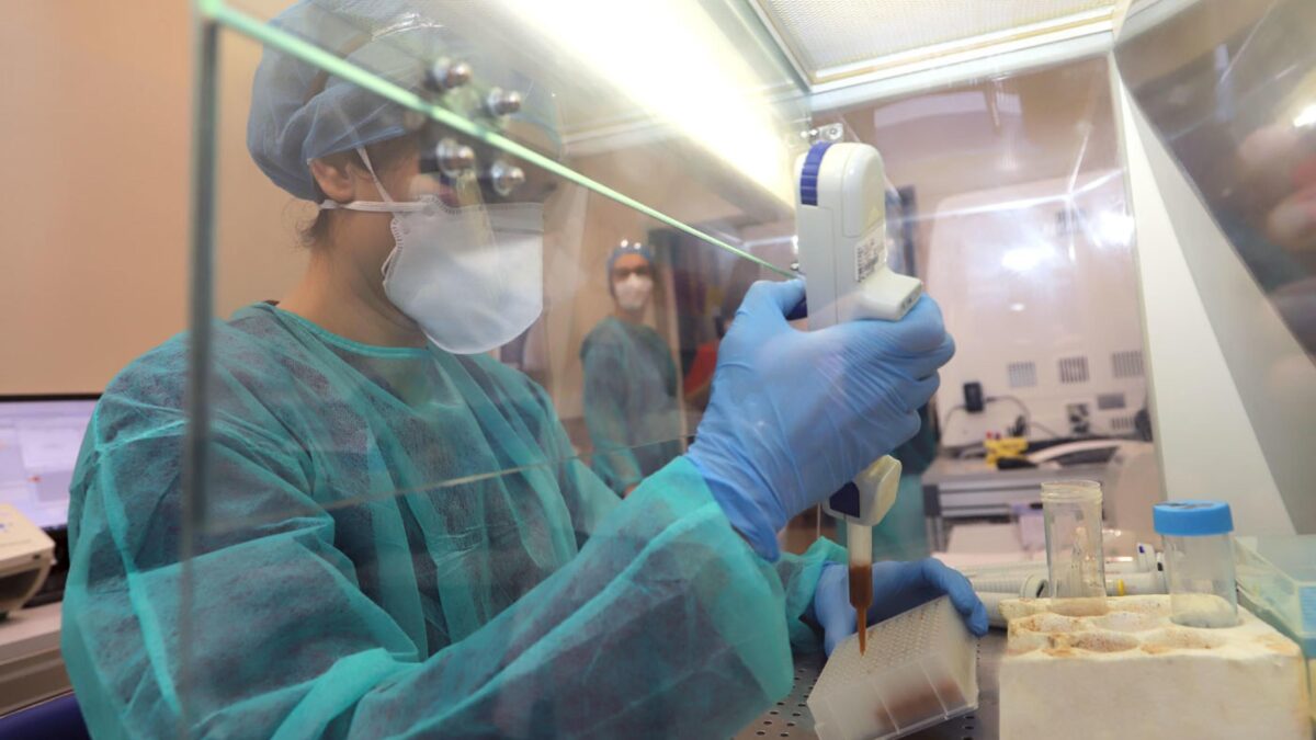 Vaccini e divieti non evitano i contagi ma la colpa viene rifilata ai no vax