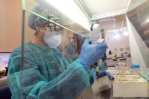 Vaccini e divieti non evitano i contagi ma la colpa viene rifilata ai no vax