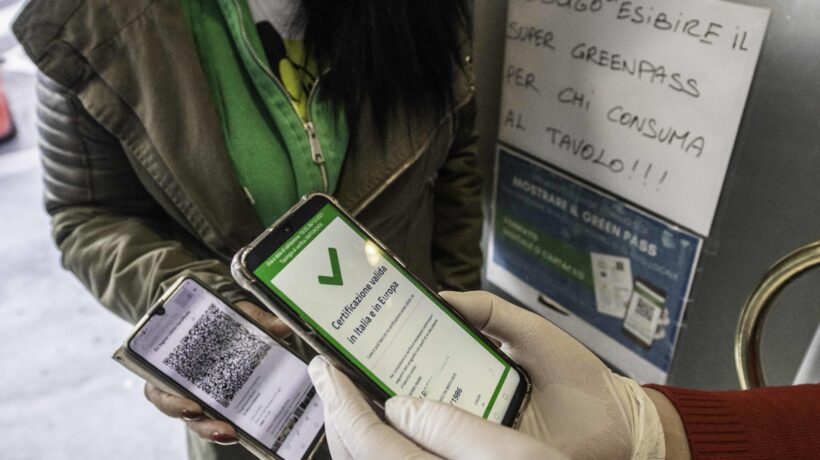 Odissea dei test e vaccinati in gabbia. Il castello di carte (verdi) è crollato
