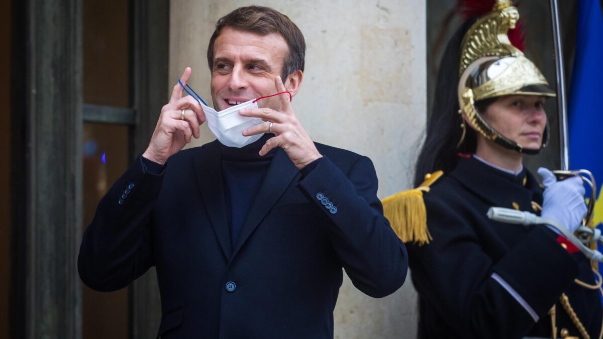 Macron usa il Covid per non perdere l’Eliseo