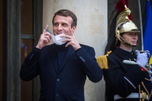 Macron usa il Covid per non perdere l’Eliseo