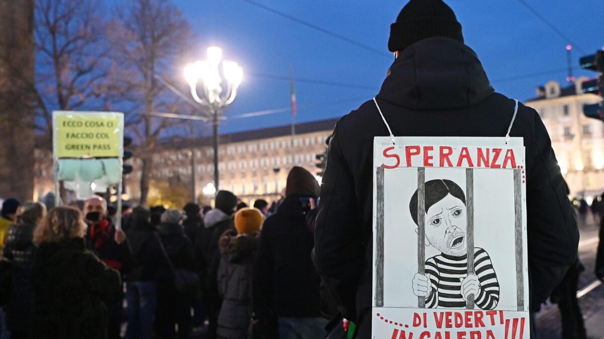 Caccia ai «no vax», mentre sui treni si stupra