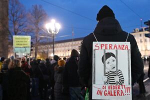 Caccia ai «no vax», mentre sui treni si stupra