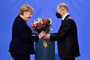 Scholz al guinzaglio: piano Usa contro la Cina