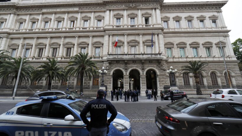 Ha denunciato Bankitalia, i sindacati lo difendono ma ora rischia il licenziamento