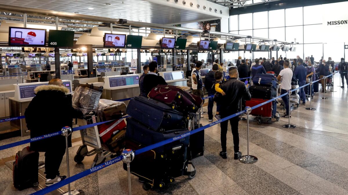 Restrizioni, quarantene e tamponi. Vanno all’aria i piani per le vacanze
