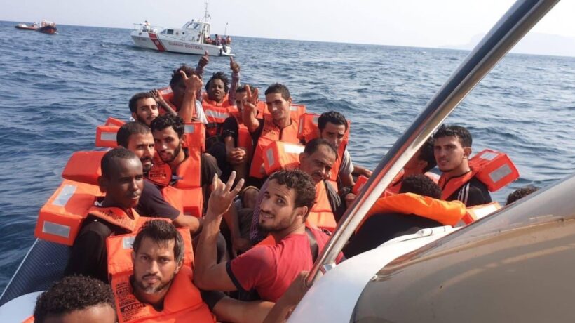 Altri 1.000 clandestini verso l’Italia. La Lamorgese tace, l’Ue ce li lascerà