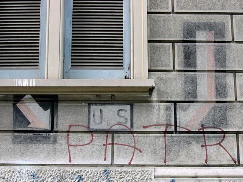 Scritta di guerra vandalizzata a Milano. A causa dei writers è stata cancellata.