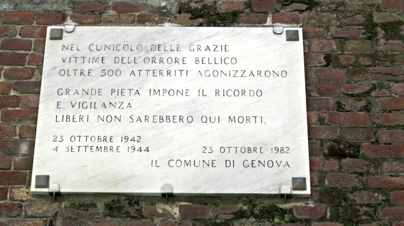 Lapide a Genova, Porta Soprana, in ricordo della strage della Galleria della Grazie (Wikipedia)