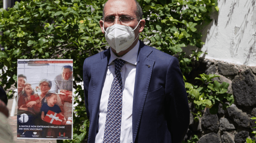 Manifesti natalizi choc a Messina: «Non entrate nelle case dei no vax»