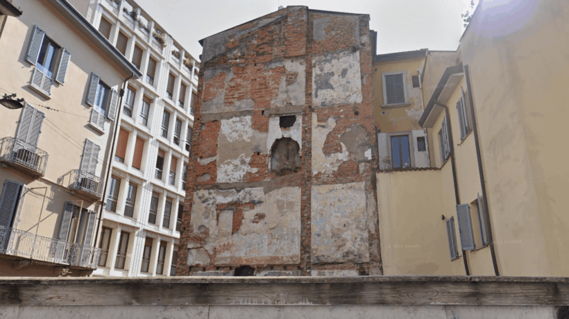 Milano, casa bombardata nel centro cittadino (Google)