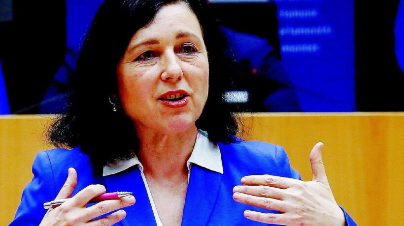 Bruxelles s’infuria, ma china la testa Draghi tira dritto sui test ai vaccinati