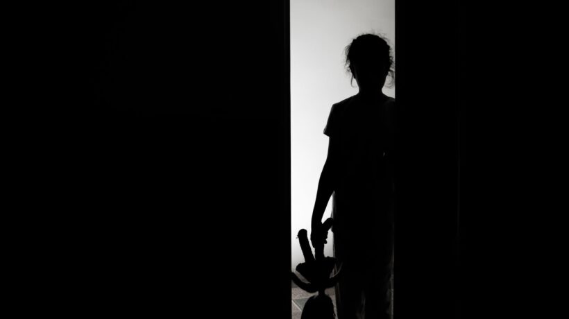«Bimbi affidati a coppia gay e maltrattati»
