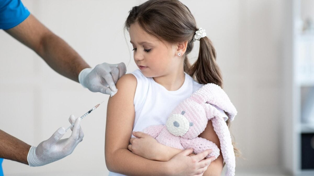 Nei bimbi vaccinati reazioni avverse più critiche dei sintomi del Covid