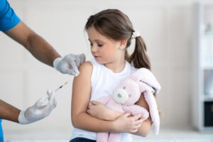 Nei bimbi vaccinati reazioni avverse più critiche dei sintomi del Covid