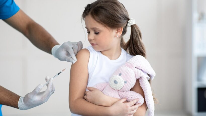 Nei bimbi vaccinati reazioni avverse più critiche dei sintomi del Covid