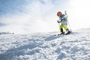 Casco obbligatorio per chi non ha 18 anni e tutti assicurati. Altrimenti non si scia