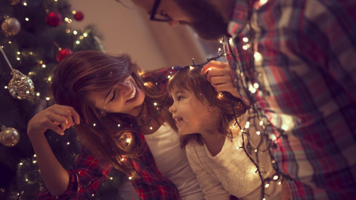 Le decorazioni di Natale rendono felici: ecco i trucchi per un albero perfetto