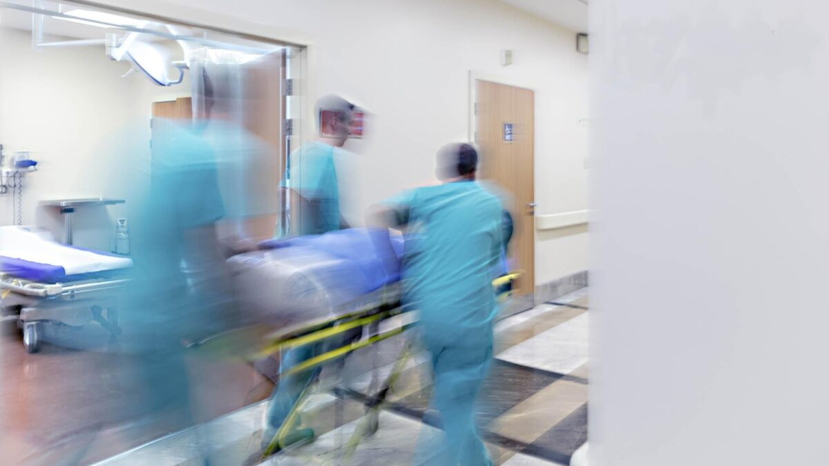 Mancano 14.000 medici e infermieri. Pronto soccorso in mano a dilettanti