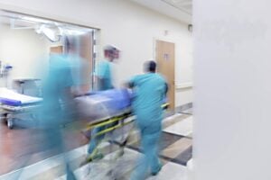 Mancano 14.000 medici e infermieri. Pronto soccorso in mano a dilettanti