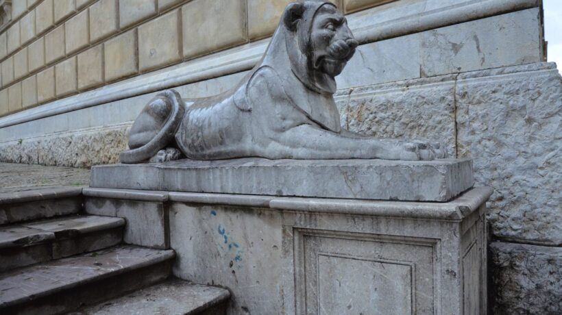 Palermo. Il leone che vegliava sull'ingresso del rifugio antiaereo di piazza Pretoria ai nostri giorni (IStock)