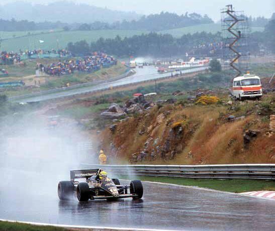 La Lotus di Ayrton Senna vince nel 1986 sul bagnato all'Estoril. Freni Brembo (courtesy Giorgio Nada Editore)