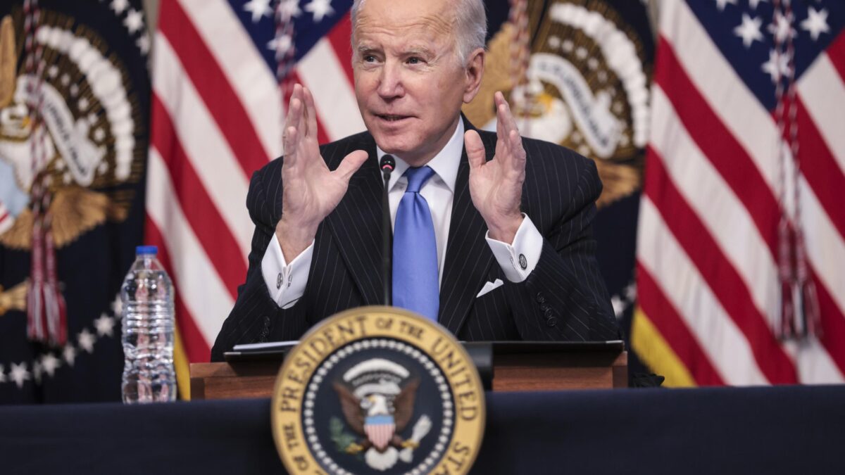 «Stop all’obbligo». Biden si punge col vaccino