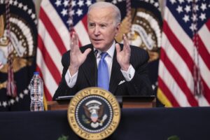 «Stop all’obbligo». Biden si punge col vaccino
