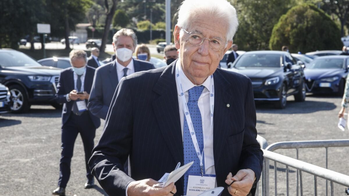 La pacca sul sedere indigna i giornali. Monti che vuole censurarli invece no