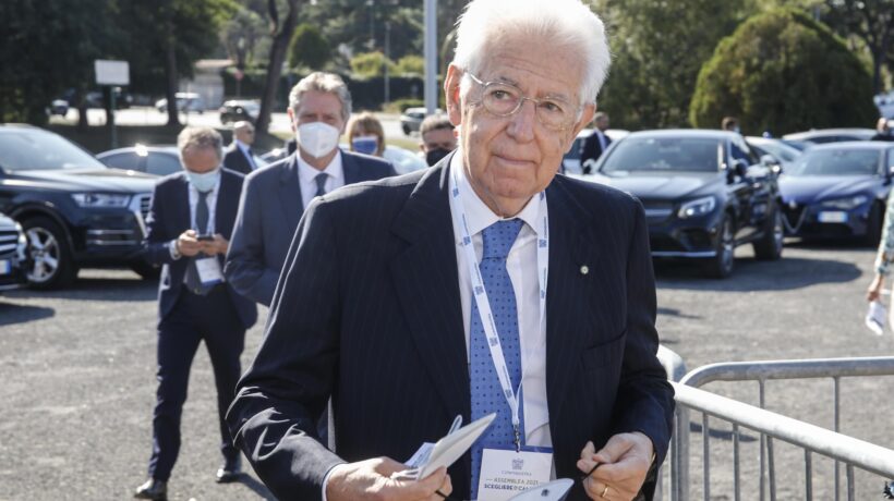 La pacca sul sedere indigna i giornali. Monti che vuole censurarli invece no